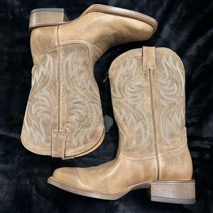 Shyanne Stride ladies 11 square toe cowboy boots. Tan with embroidery. NWT.